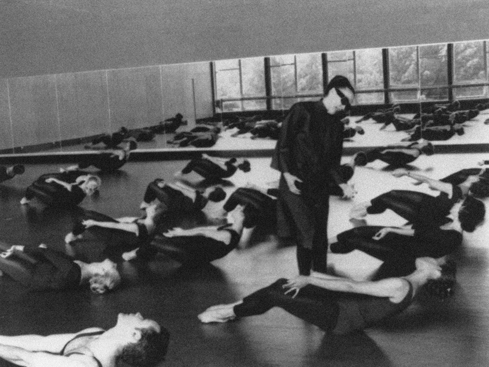 Marta Graham's class. Source https://artsandculture.google.com/asset/martha-graham-teaching-the-pleadings/jAHOSE4bkEHbAw